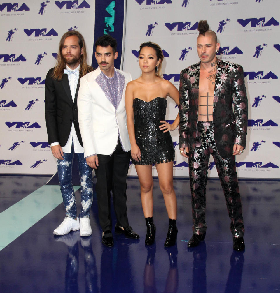 <p>Der Schnurrbart von Joe Jonas hätte fast seine eigene Preiskategorie verdient. Aber auch die restlichen Bandmitglieder von DNCE ließen sich bei den VMAs nicht lumpen. Normale Klamotten durften zu Hause bleiben – bei Cole Whittle sogar das Shirt.<br>(Foto: WENN) </p>