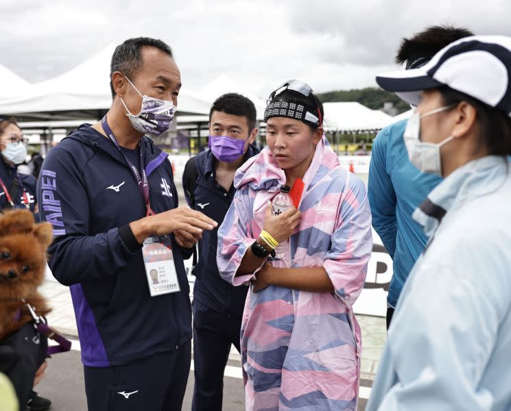 台北市體育局長李再立在鐵人三項試圖安撫選手。李明鴻攝