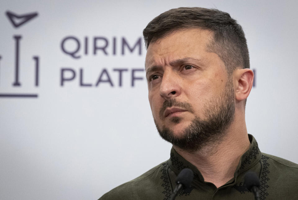 El presidente de Ucrania, Volodymyr Zelenskyy, asiste a una conferencia de prensa después de la Cumbre de la Plataforma de Crimea en Kyiv, Ucrania, el martes 23 de agosto de 2022. La Plataforma de Crimea es un formato de consulta y coordinación internacional para fortalecer una respuesta internacional a la actual ocupación de Crimea por parte de Rusia. (Foto AP/Andrés Kravchenko)