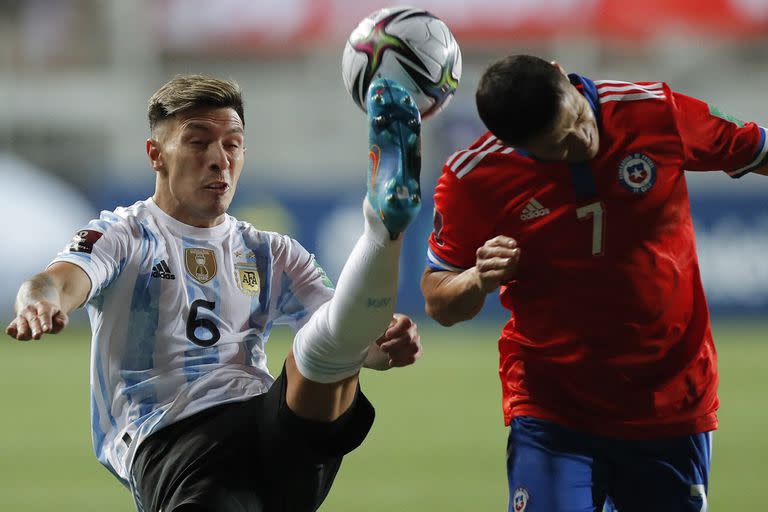 Lisandro Martínez contra Chile, a principios de año, en el triunfo de la selección en Calama. Esa noche fue la figura.