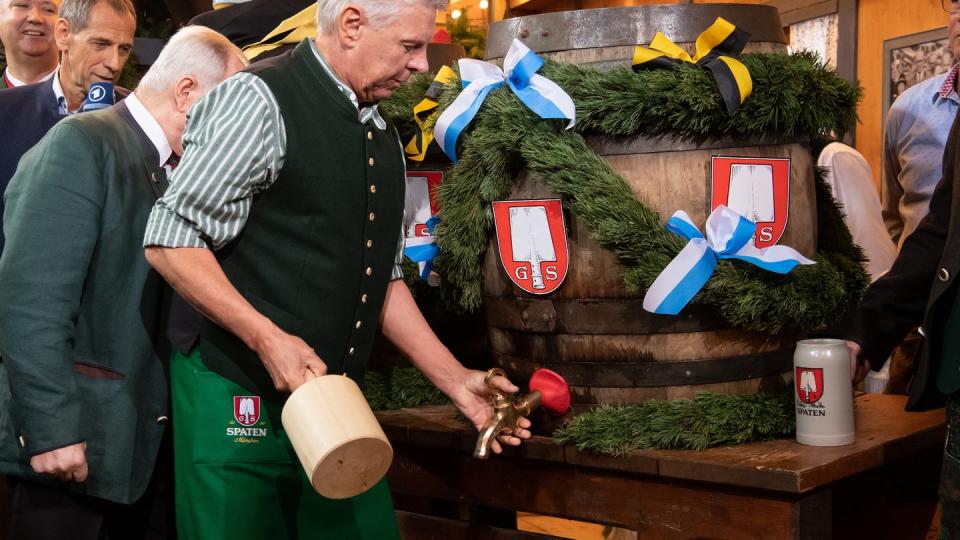 Dieter Reiter (SPD) schwingt den Hammer beim traditionellen Fassanstich. Foto: Sven Hoppe