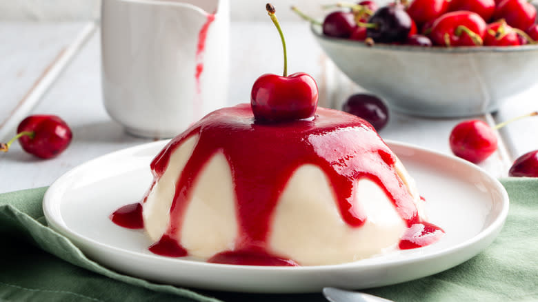 Panna cotta with strawberry sauce