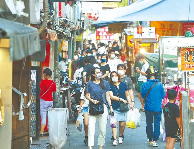 11日適逢假日，不少民眾自動微解封，北市饒河夜市出現外出逛夜市的人潮，紓解宅在家的苦悶心情。（陳怡誠攝）