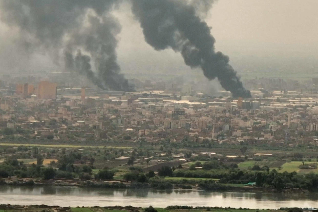 Cette capture d’image tirée d’une séquence vidéo de l’AFPTV, datant du 28 avril 2023, montre une vue aérienne d’une fumée noire s’élevant au-dessus de Khartoum, au Soudan.