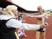 <p>Eilish acabó siendo también atleta profesional y una de las mejores de su país en las pruebas de medio fondo y fondo. En 2012 se clasificó para los Juegos de Londres en los 3.000 obstáculos. En la imagen, siendo felicitada por su madre tras sellar su clasificación olímpica. (Foto: Action Images / Jed Leicester Livepic / Getty Images).</p> 