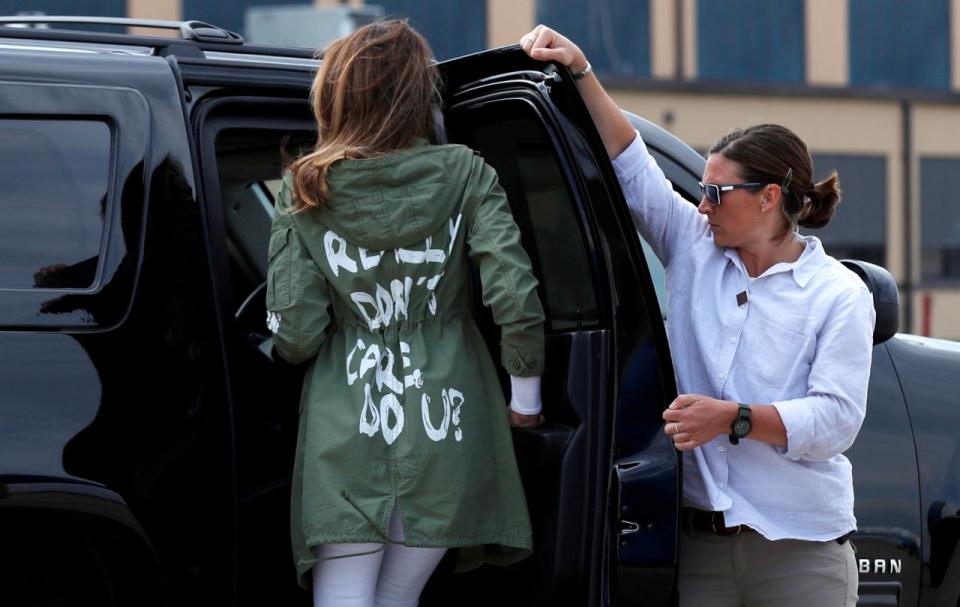 Melanie Trump sorgte am 21. Juni 2018 mit ihrer Zara-Jacke für Kritik, auf der stand “ I Really Don't Care. Do U?". (Foto: Reuters/Kevin Lemarque)