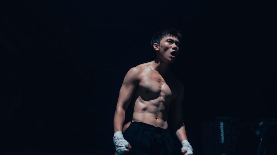 邱宇辰在《關於未知的我們》拍打拳戲，秀出訓練有成的身材。（結果娛樂提供）