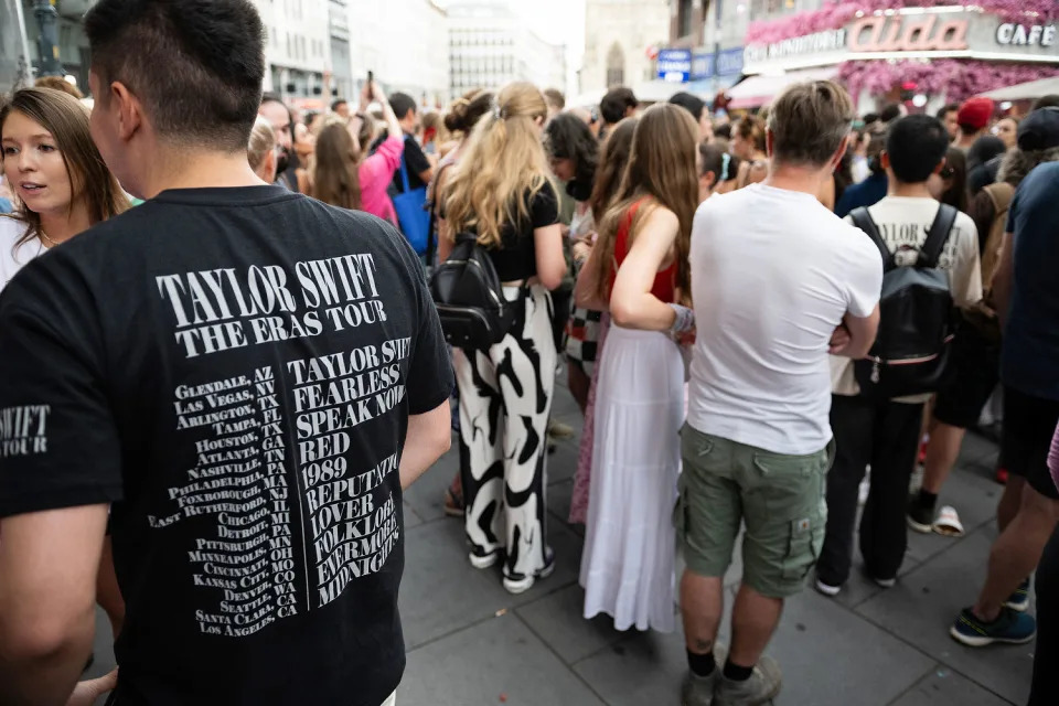 Taylor Swift fans sing together on Stephansplatz in Vienna, Austria. (Thomas Kronsteiner / Getty Images)