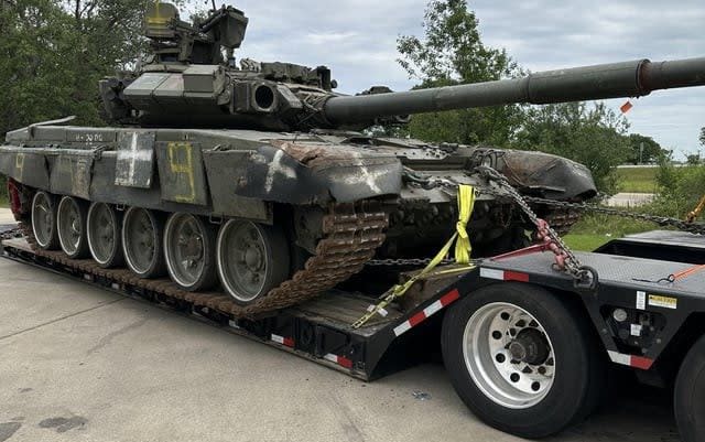 The combat vehicle was left on a low loader in the parking lot of a restaurant in Louisiana - https://t.me/gruntmedia