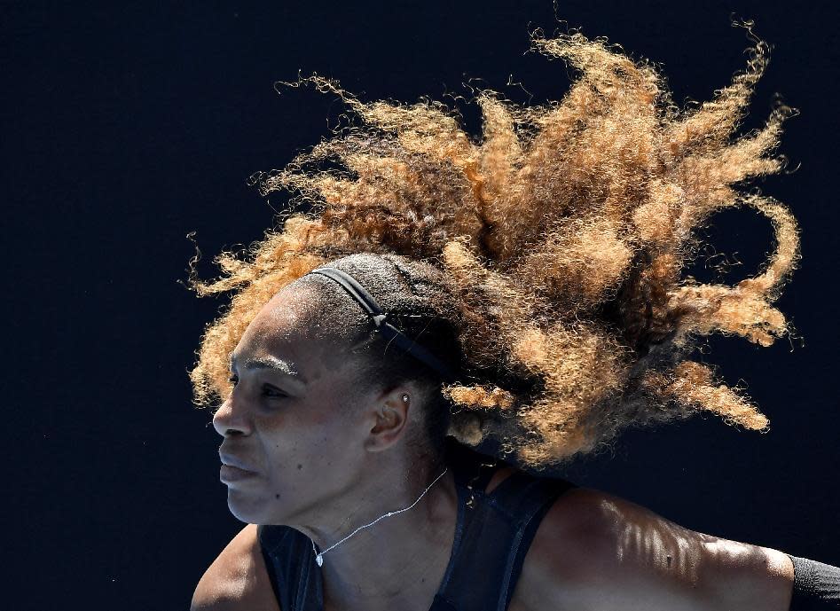 La estadounidense Serena Williams realiza su saque en el duelo ante su compatriota Nicole Gibbs, el sábado 21 de enero de 2017, en el Abierto de Australia (AP Foto/Andy Brownbill)