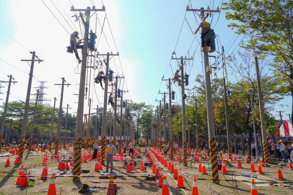 ▲台電舉辦技能競賽，今年有來自全國74個單位共1071人參賽，更有超過200名30歲以下的年輕同仁參賽，其中最年輕僅20歲。(圖／台電提供)