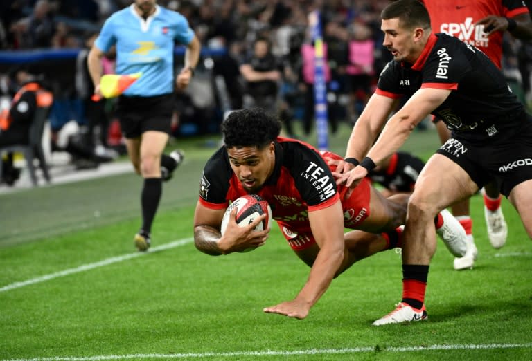 L'ailier de Toulon Leicester Fainga'anuku (g) marque un essai malgré le retour de l'arrière toulousain Thomas Ramos, le 20 avril 2024 au Stade Vélodrome de Marseille (CHRISTOPHE SIMON)