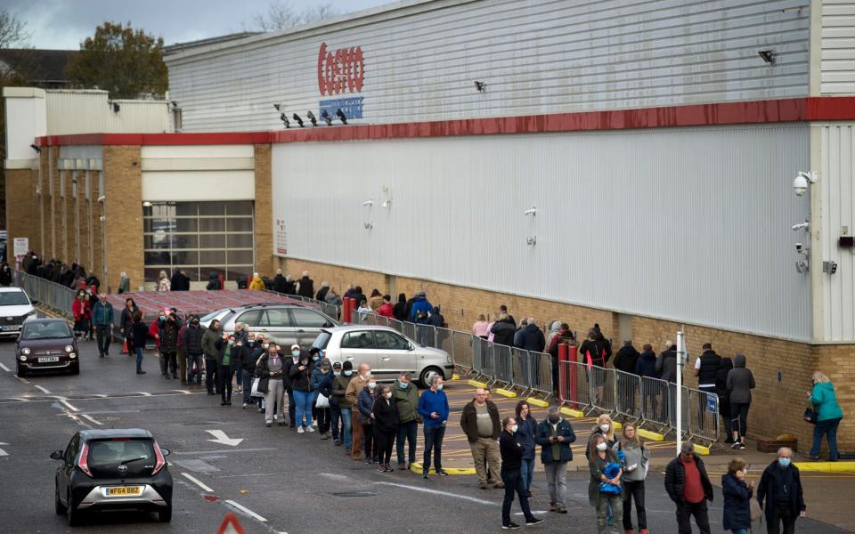 Members of the public queue to enter COSTCO in Watford, Hertfordshire ahead of a second national lockdown. - Ben Cawthra/London News Pictures Ltd 