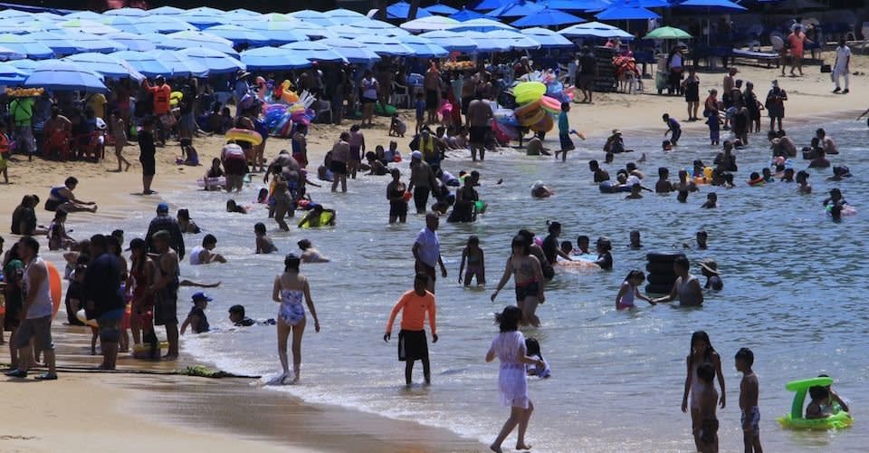 ientos de turistas llegaron este viernes a las playas del puerto, para disfrutar del fin de semana, apresar del aumento de contagios de covid -19 se ha observado a autoridades verificando que visitantes cumplan con los protocolos de seguridad sanitaria.