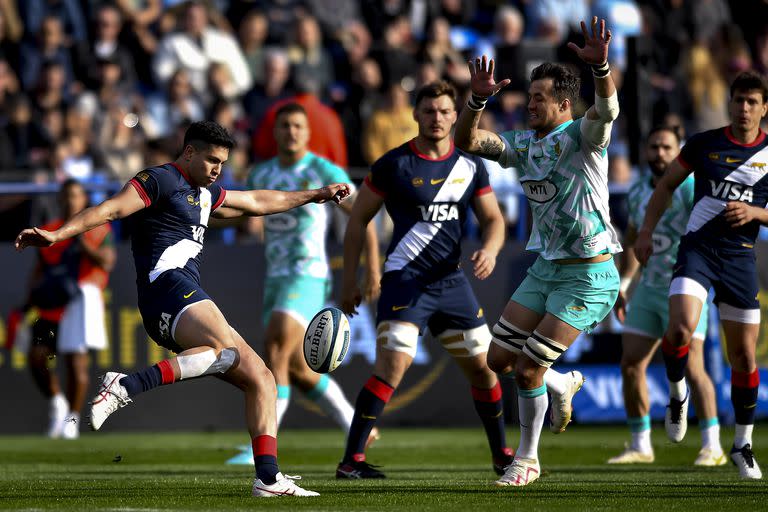 Martín Bogado sale desde el fondo ante la presión de los Springboks en su debut en los Pumas el sábado pasado en Vélez.