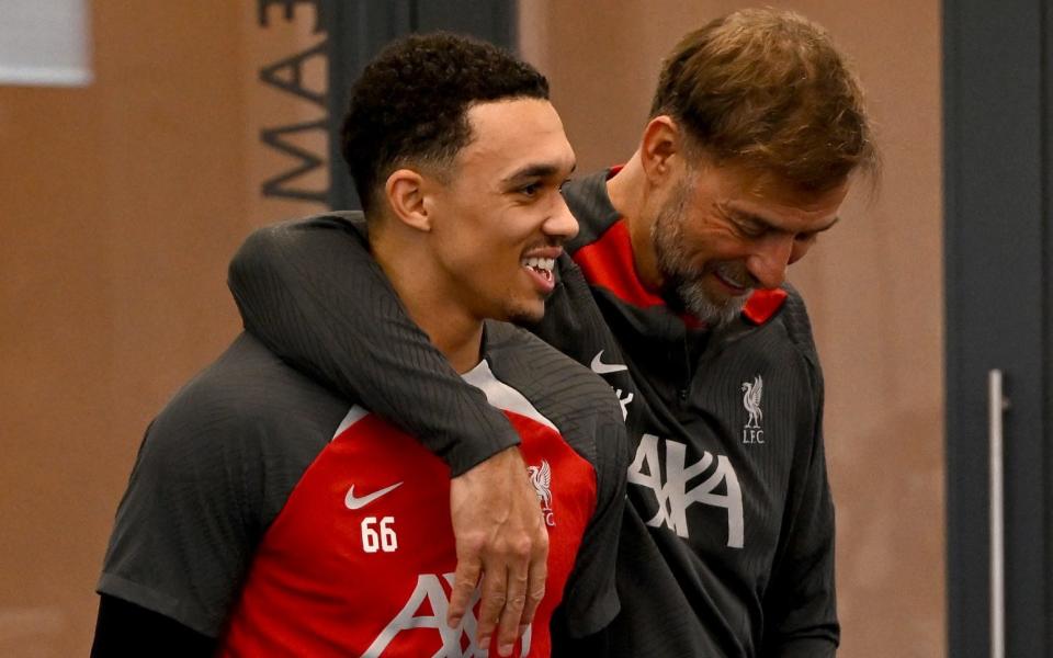 Jurgen Klopp puts his arm around Trent Alexander-Arnold