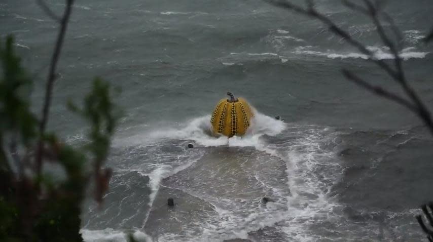 盧碧登陸日本帶來強烈風雨，直島的地標「南瓜」也受害。（翻攝自推特@aomizuki2007）