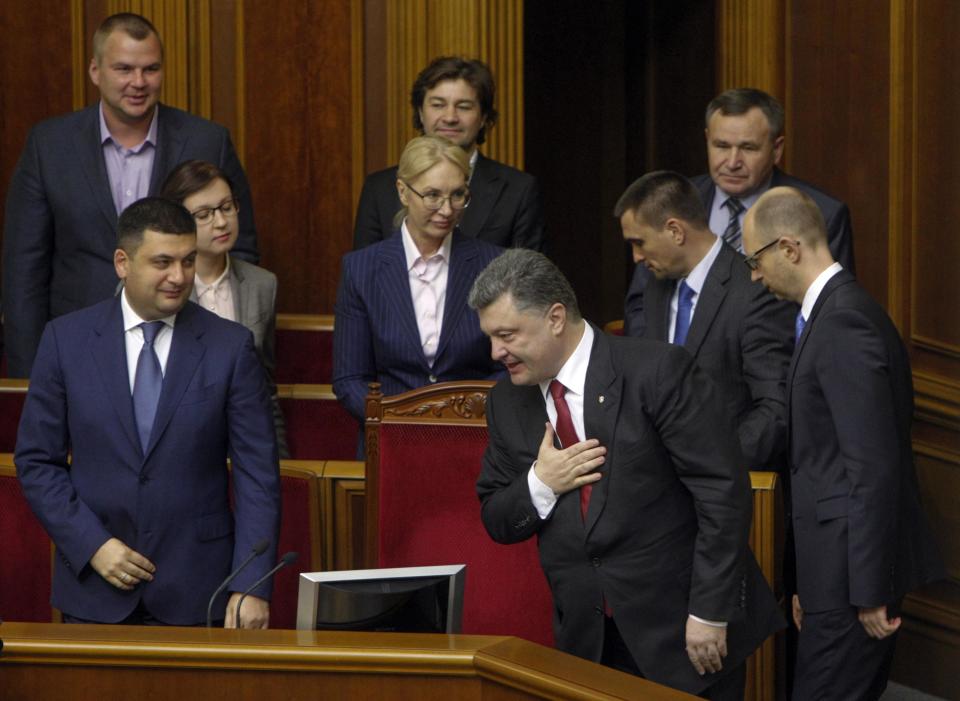 Ukraine's President Petro Poroshenko (2nd R) thanks parliamentary deputies after the ratification of a landmark association agreement with the European Union during a parliament session in Kiev, September 16, 2014. Ukraine's parliament on Tuesday ratified the landmark agreement on political association and trade with the European Union, the rejection of which last November by then President Viktor Yanukovich led to his downfall. REUTERS/Valentyn Ogirenko (UKRAINE - Tags: BUSINESS POLITICS TPX IMAGES OF THE DAY)