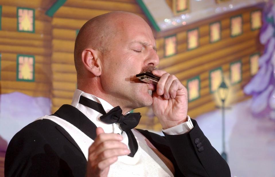 bruce willis plays harmonica