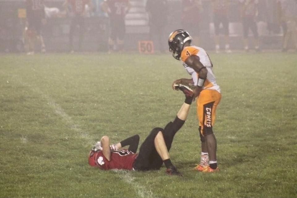 Photo of high school football player helping opponent goes viral