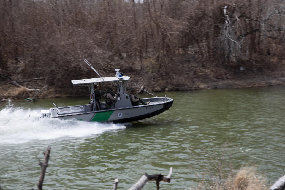 Una lancha de la Patrulla Fronteriza de EEUU recorre el río Bravo a la altura de Roma, Texas, que se ha convertido en una de las rutas preferidas por los migrantes que ingresan ilegalmente a EEUU. Foto del 24 de marzo del 2021. (AP Photo/Darío López-Mills)