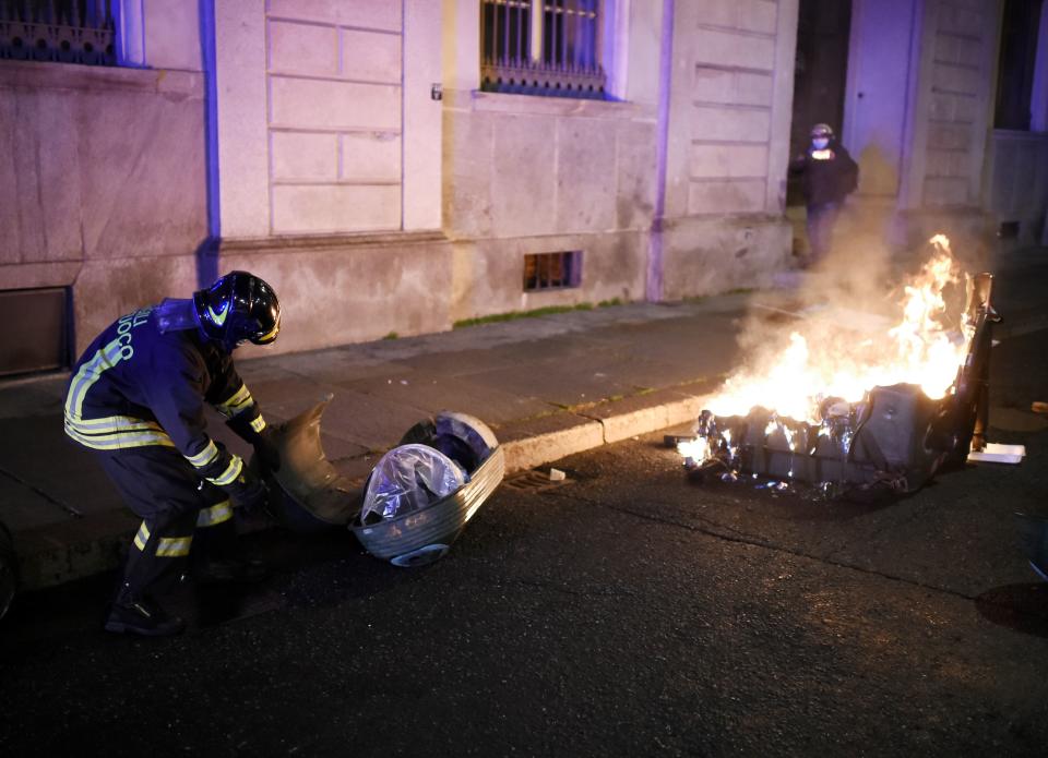 Due grossi petardi sono stati scagliati contro il cordone della polizia davanti a Palazzo Madama, nella centrale Piazza Castello di Torino dove alcune centinaia di manifestanti hanno protestato contro le ultime disposizioni anti Covid. La polizia ha risposto con una azione di alleggerimento che ha disperso la folla. (Photo by MARCO BERTORELLO/AFP via Getty Images)