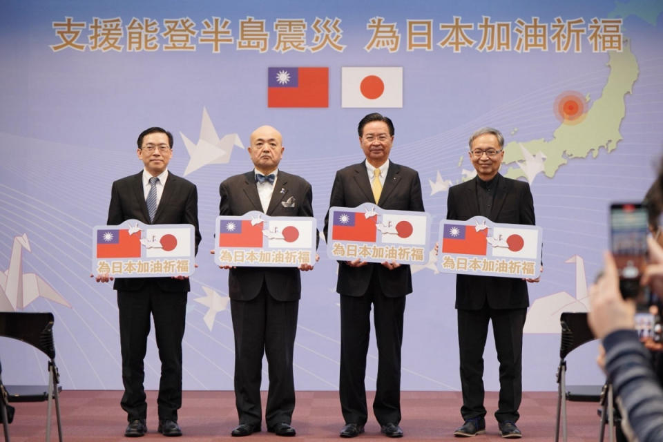 外交部長吳釗燮（右2）、衛福部長薛瑞元（右1）、日本台灣交流協會台北事務所代表片山和之（左2）及台灣日本關係協會秘書長范振國（左1）合影。（圖／外交部）