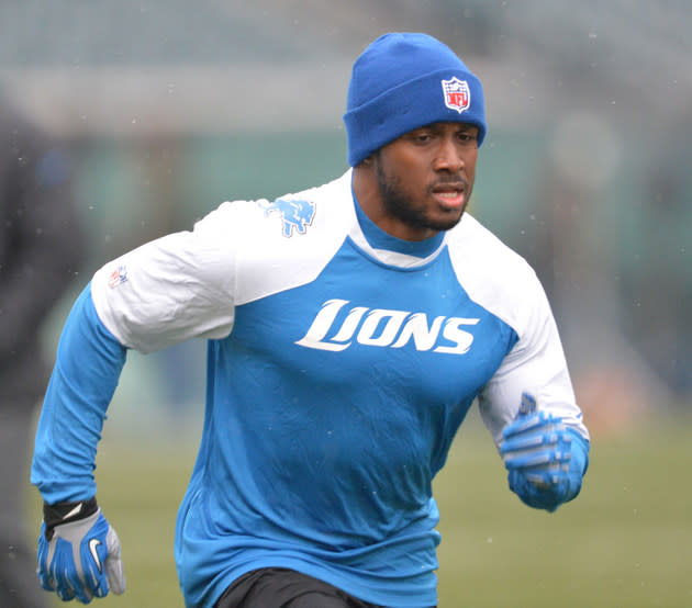 Lions running back Reggie Bush aggravates calf after slipping in snow prior  to Eagles game