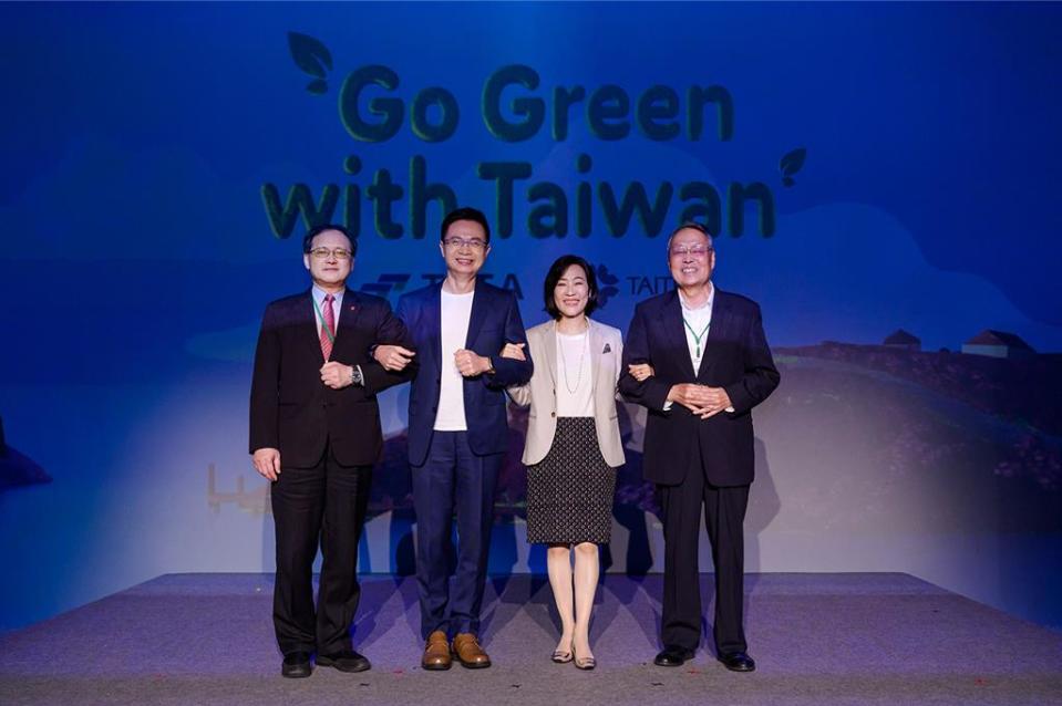 宏碁集團創辦人施振榮(右1)今貿協「Go Green with Taiwan」全球徵案活動，對總統賴清德成立三大委員會，肯定是尋求共識作法，也建議從科學角度看，核能是值得列為討論項目。(外貿協會提供)