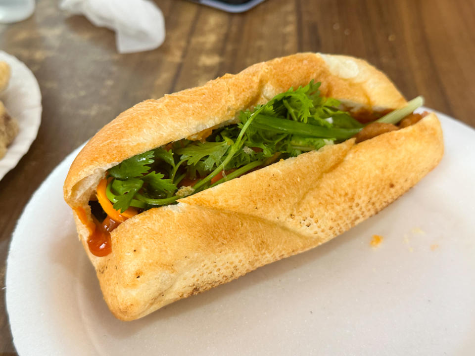 Boon Goreng Pisang closure - Banh mi