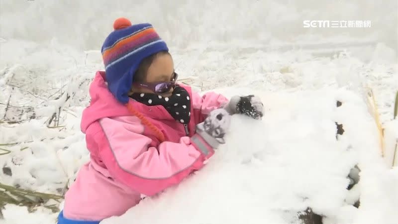 不少民眾帶著小孩上山玩雪。