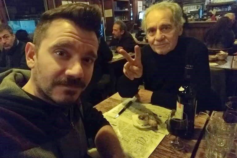 Juan Arana junto a su querido padre, Hugo Arana, a quien no pudo despedir por la pandemia