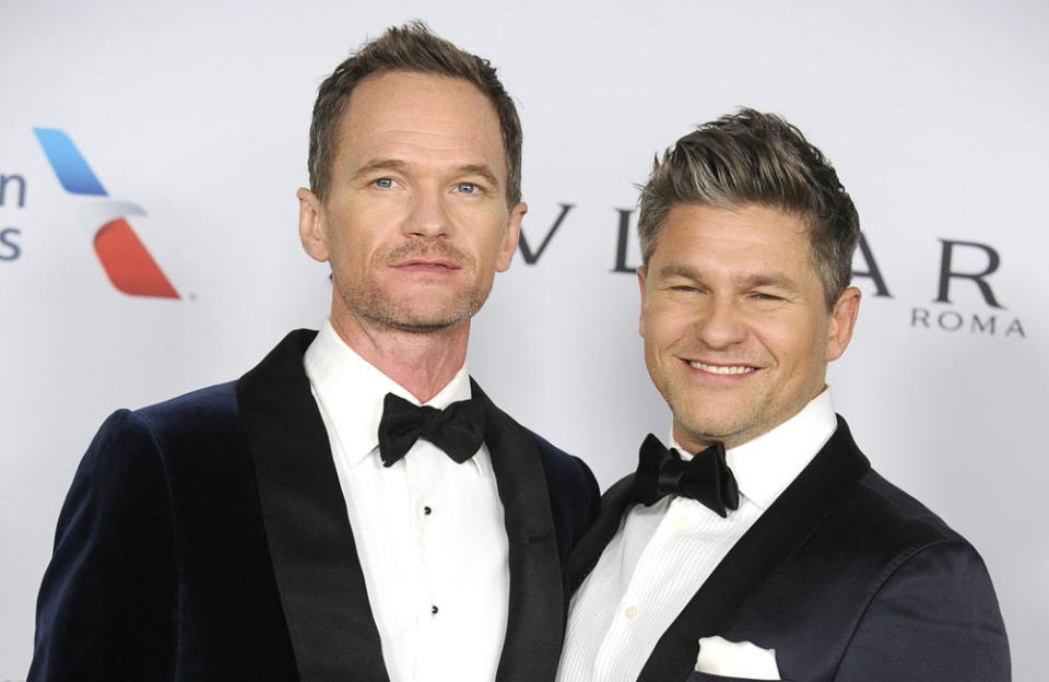 Neil Patrick Harris a joué l'antithèse de son vrai lui pendant près d'une décennie lorsqu'il a incarné le coureur de jupons Barney Stinson entre 2005 et 2014 dans 'How I Met Your Mother' et est devenu célèbre dans le monde entier pour ce personnage. Dans sa vie privée, l'acteur est ouvertement homosexuel et a épousé son partenaire David Burtka en 2014. Le couple a également deux enfants jumeaux, Gideon et Harper, nés en 2010.