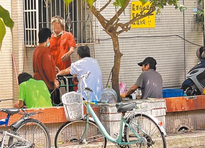 台中市四處可見遊民趴趴走，萬一染疫恐成傳染源？市議員李中建議中央應讓遊民優先施打疫苗，避免防疫出現「破口」。（陳世宗攝）