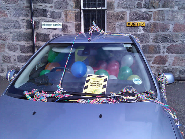 #7. “Premio por aparcar como la mier…”, dice el cartel que le dejaron a este conductor distraído. Además, su coche fue decorado con globos y cintas de colores. Foto: Reddit.com/user/iLLBen