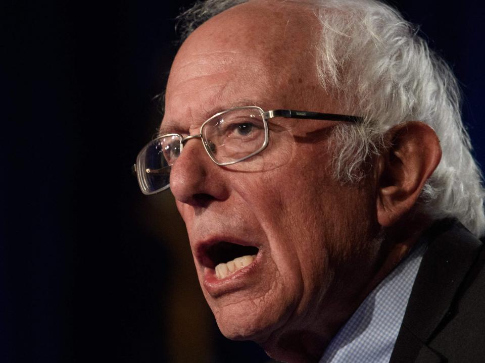 El senador estadounidense Bernie Sanders, independiente de Vermont, habla en la Universidad George Washington en Washington, DC, el 24 de septiembre de 2020 (AFP via Getty Images)