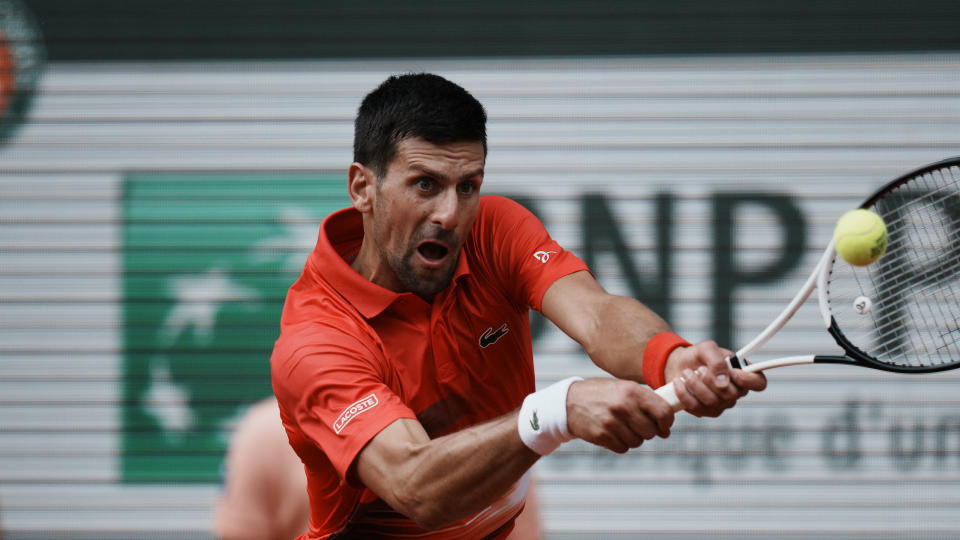 El serbio Novak Djokovic devuelve el balón al esloveno Aljaz Bedene durante su partido de la tercera ronda del Abierto de Francia en el estadio Roland Garros el viernes 27 de mayo de 2022 en París.  (Foto AP/Thibault Camus)