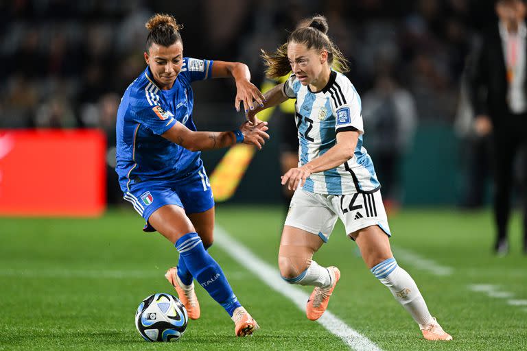 Duelo por la pelota entre Arianna Caruso y Estefanía Banini