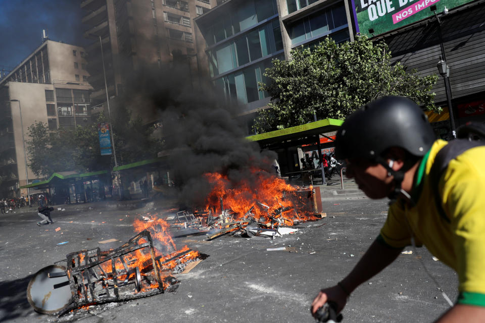 A barricade is seen burning during an anti-government protests in Santiago, Chile on Oct. 28, 2019. (Photo: Edgard Garrido/Reuters)
