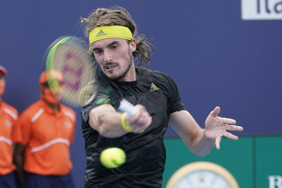 El griego Stefanos Tsitsipas hace una devolución al bosnio Damir Dzumhur, durante un encuentro del Abierto de Miami, el sábado 27 de marzo de 2021 (AP Foto/Marta Lavandier)