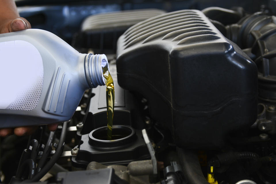 Aunque no lo vayas a utilizar durante el confinamiento, es aconsejable que dediques cada cierto tiempo un momento al mantenimiento de tu coche cambiando el aceite o revisando los frenos. (Foto: Getty Images).