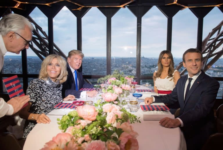 Los presidentes de Estados Unidos, Donald Trump (i) y Francia, Emmanuel Macron (d), cenan junto a sus esposas Melania Trump (d) y Brigitte Macron en el restaurante Jules Verne de la Torre Eiffel, el 13 de julio de 2017 en París