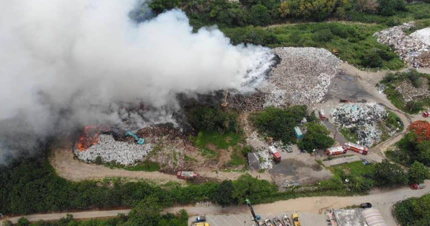 名間鄉垃圾場突發火災，滾滾濃煙竄出，附近居民空氣品質受引響。（圖／翻攝畫面