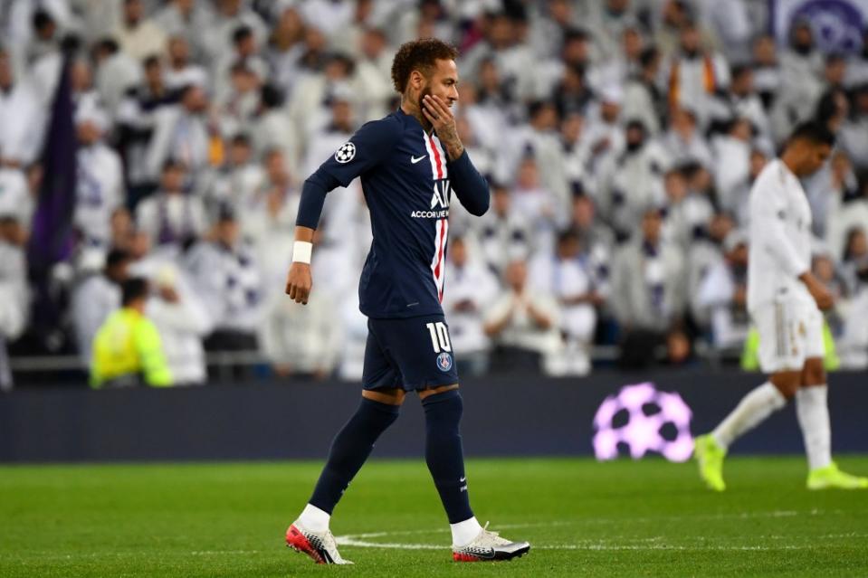 C’est reparti au Bernabeu ! Tuchel a manifestement décidé de lever la punition de Neymar, qui a fait son entrée sur le terrain, à la place de Gueye. Il s’agit des premières minutes de jeu du Brésilien en C1 cette saison. A peine le temps de rédiger ce commentaire que le Real repart de plus belle. Après 23 secondes à peine, Kimpembe se troue totalement. Fort heureusement pour Paris, Benzema bute sur Navas.