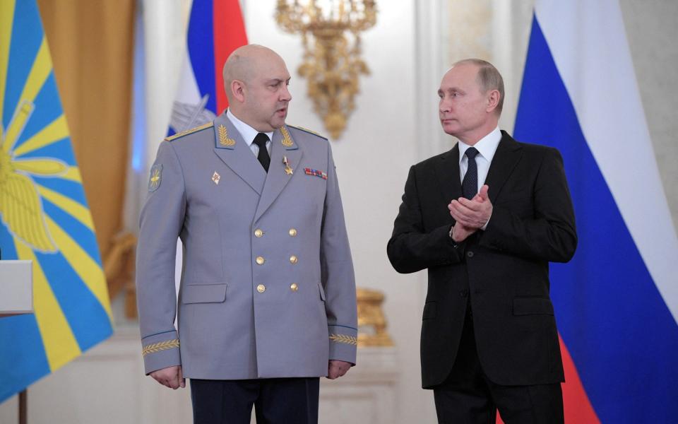 El general Surovikin, a la izquierda, ganó más infamia por su crueldad al liderar operaciones militares en Siria en 2017 - Alexei Druzhinin/Kremlin Pool Photo via AP