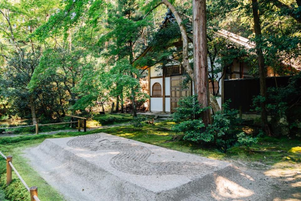 sand mound design in front of wooden structure