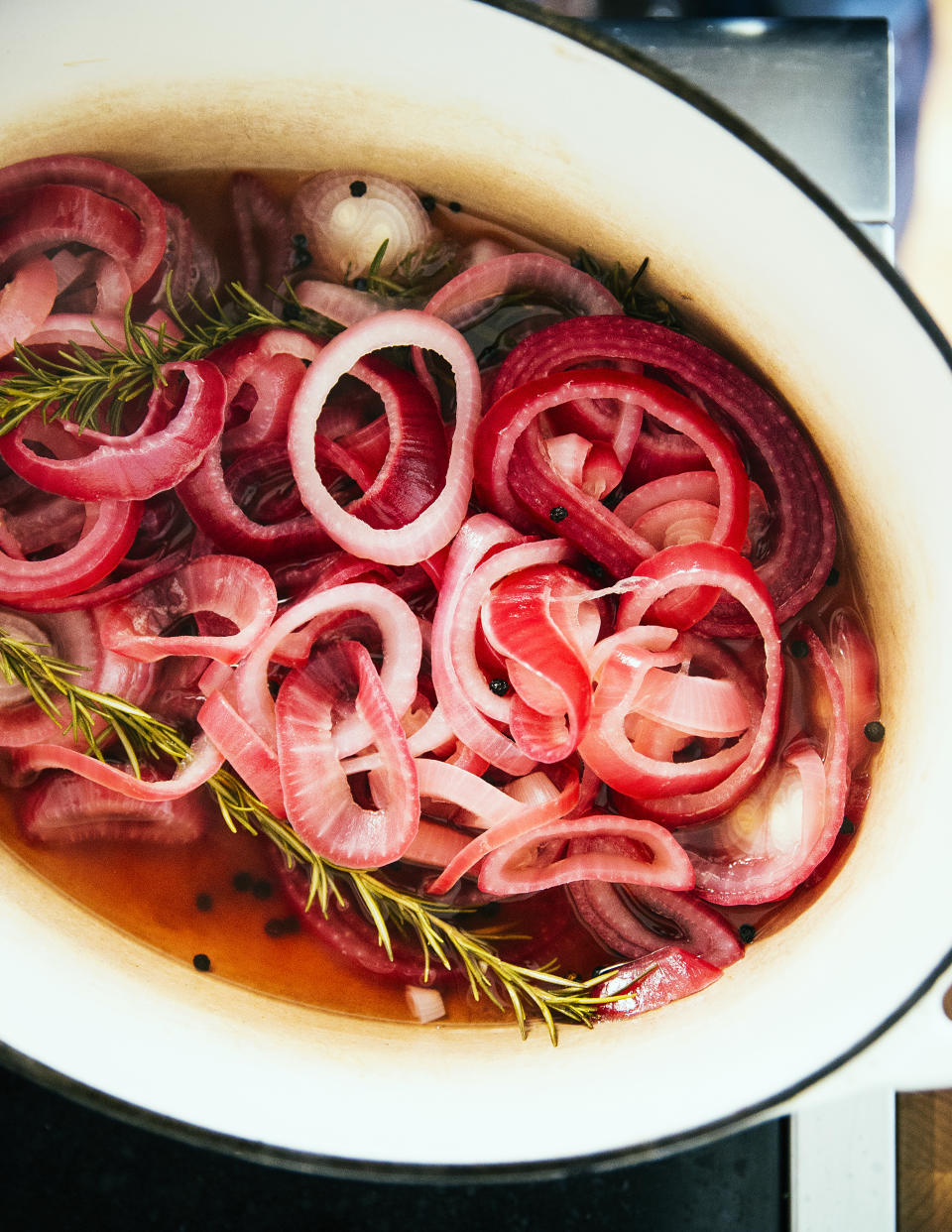 Cut an onion without weeping