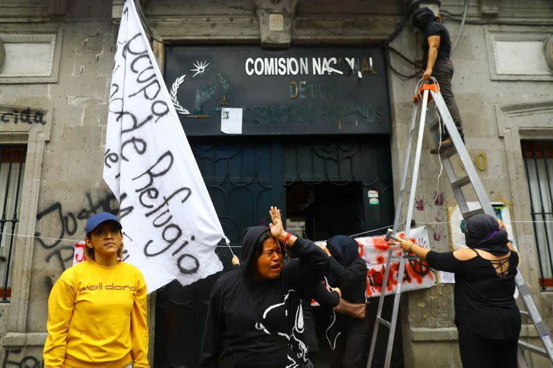 Erika, madre de una niña que fue violada, reacciona frente al edificio de la Comisión Nacional de Derechos Humanos, en Ciudad de México, tomado por activistas que exigen justicia para víctimas de violencia y feminicidio.