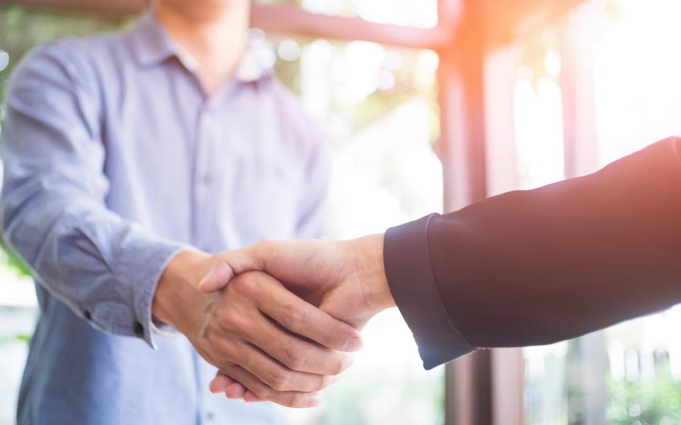 Men Shaking Hands - Sirinarth Mekvorawuth / EyeEm/getty images