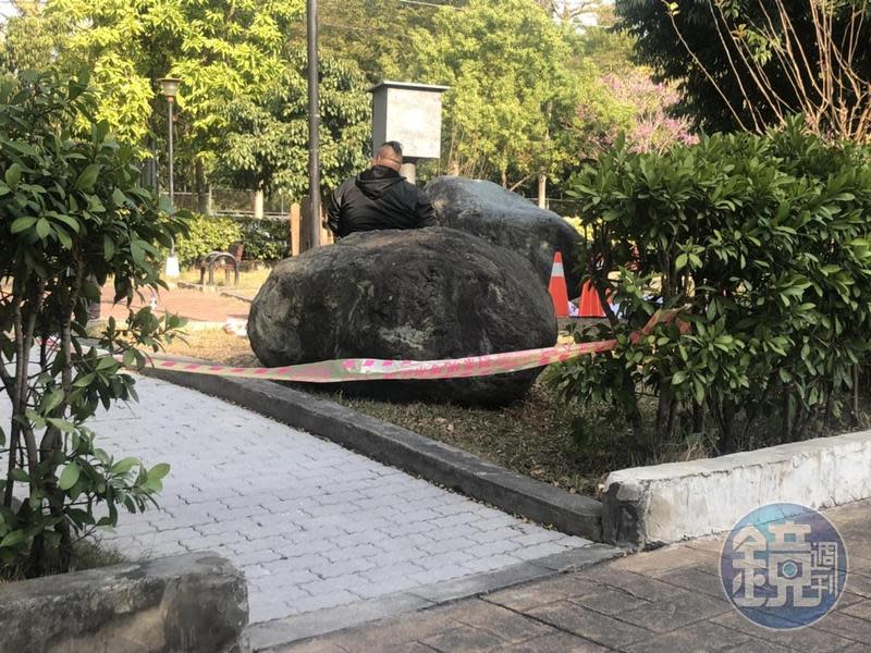 北屯某公園發現焦屍，警方拉起封鎖現蒐證，調查死者身份。（讀者提供）